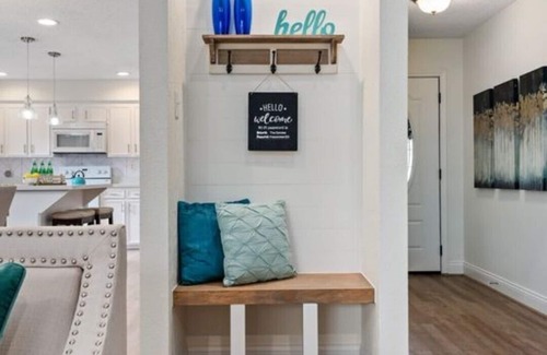 Katy House | Cozy Entire House Near Attractions with Spa & Breakfast