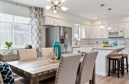 Katy House | Cozy Entire House Near Attractions with Spa & Breakfast