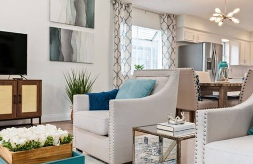 Katy House | Cozy Entire House Near Attractions with Spa & Breakfast