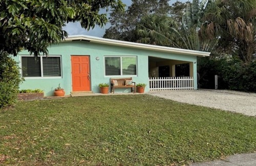 Stuart Cottage | Cozy Stuart Cottage with Ocean Views and Pet-Friendly Stay