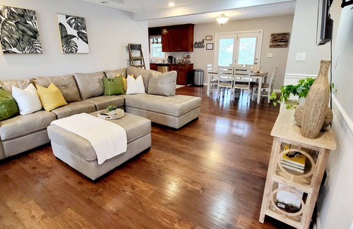 Pine Forest House | Delightful Family Retreat: Pet-Friendly & Child Ready