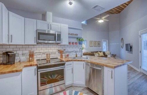 Dripping Springs House | Charming Vineyard Retreat with Spa Near Top Wineries
