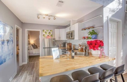 Dripping Springs House | Charming Vineyard Retreat with Spa Near Top Wineries