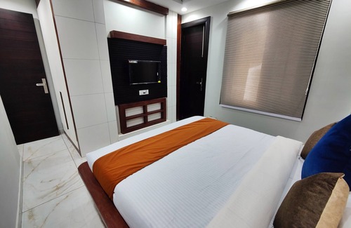 Sanjauli Bed & Breakfast | Relaxing Stay in Shimla Hills: King-Sized Bed & Parking