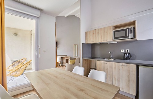 Aix-en-Provence Condo | Ideal Getaway: Air-Conditioned Apartment with Free Wi-Fi