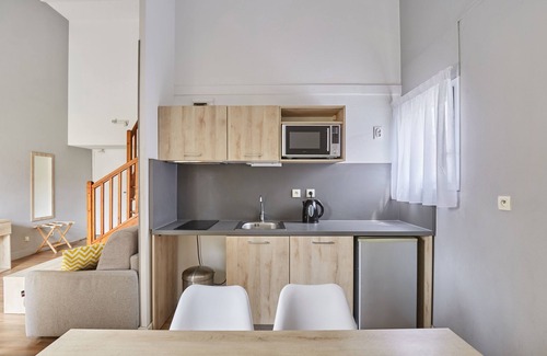 Aix-en-Provence Condo | Ideal Getaway: Air-Conditioned Apartment with Free Wi-Fi