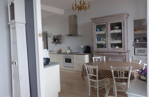 Luc-sur-Mer Apartment | Cozy Oceanfront Retreat at SUPER FRONT de MER, Luc sur Mer