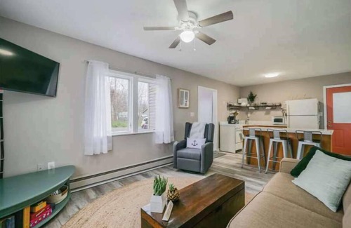 Madison-on-the-Lake House | Grove Cottage: Ideal Getaway Near Beach & Wineries