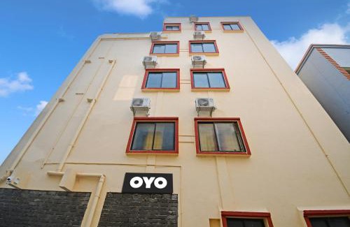 Cuttack Hotel | Inviting Aarvi Palace: Family-Friendly Stay with Kitchen Access