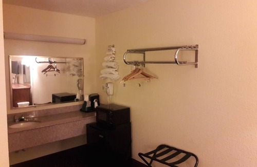 Lightfoot Hotel | Comfortable Super Inn Williamsburg with Family Amenities