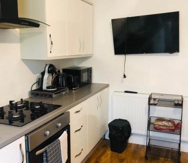 Junction Apartment | Prime Location: Steps from Metro & Close to Camden