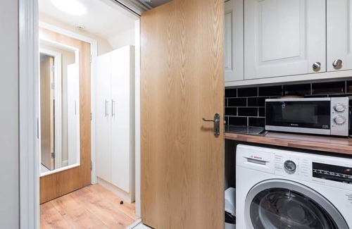 Rathmines Apartment | Ideal Location Cozy Studio with Reliable WiFi & TV