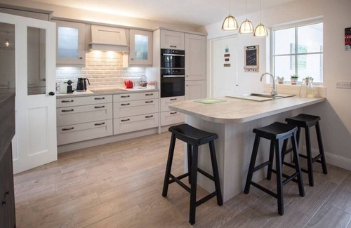 Claddagh House | Prime Location, Steps from Salthill Beach & Galway City