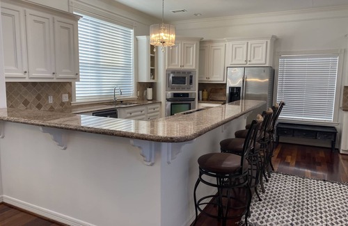 South Central Houston House | Prime Location with Spa and Hot Tub Amenities