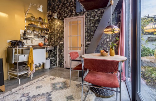 Alkmaar Ski Chalet | Prime Location in Alkmaar: Quiet Comfort Amidst Excitement