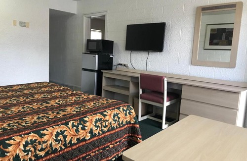 Northeast El Paso Hotel | Budget-Friendly Super Lodge Motel in El Paso with Pool