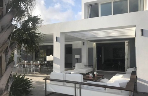 Sint Willibrordus Villa | Exquisite Oceanfront Villa Yazmin with Private Pool & Spa