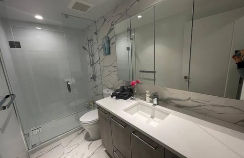 Richmond City Centre Apartment | New Hotel Near Airport & Sky Train - Family Friendly Stay