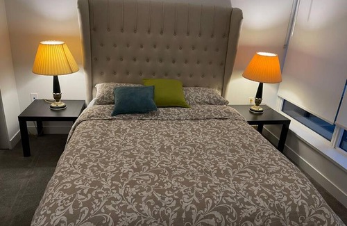 Richmond City Centre Apartment | New Hotel Near Airport & Sky Train - Family Friendly Stay