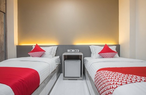 Tanjung Duren Utara Hotel | Family-Friendly OYO 1487 Residence Khoe - Rated 10/10!