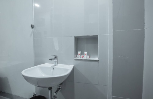 Tanjung Duren Utara Hotel | Family-Friendly OYO 1487 Residence Khoe - Rated 10/10!