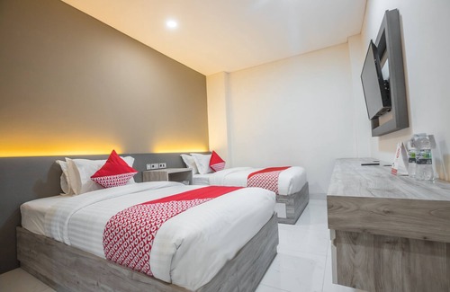 Tanjung Duren Utara Hotel | Family-Friendly OYO 1487 Residence Khoe - Rated 10/10!