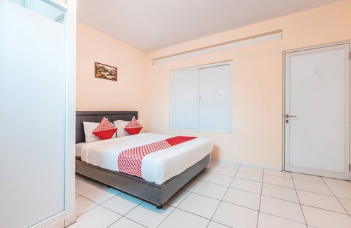 Menteng Hotel | Budget-Friendly Stay at Super OYO 1868 J&b Room Pramuka