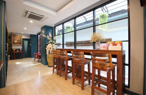 Wat Bowon Niwet Hotel | Convenient OYO 484 Pannee Residence with Family Amenities