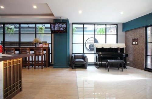 Wat Bowon Niwet Hotel | Convenient OYO 484 Pannee Residence with Family Amenities