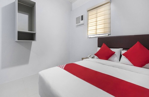 Barangka Ilaya Hotel | Budget-Friendly Super OYO 515 Finnex Hotel with Family Amenities