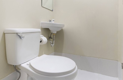 Barangka Ilaya Hotel | Budget-Friendly Super OYO 515 Finnex Hotel with Family Amenities