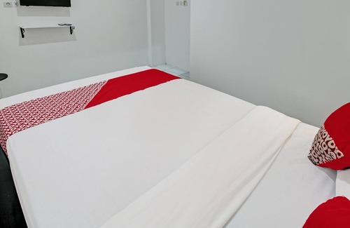 Tulungagung Hotel | Family-Friendly Stay at OYO 92433 Sirih Gading Guest House