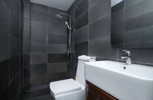 Miri Hotel | Budget-Friendly Super OYO 977 Hong Kong Suites with Breakfast