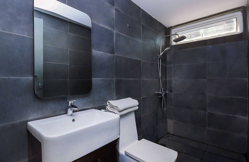 Miri Hotel | Budget-Friendly Super OYO 977 Hong Kong Suites with Breakfast