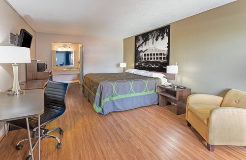 Opelousas Hotel | Budget-Friendly Super Place Inn with Breakfast & Family Amenities