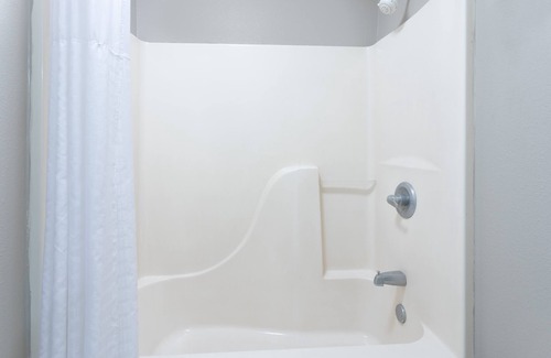 Opelousas Hotel | Budget-Friendly Super Place Inn with Breakfast & Family Amenities