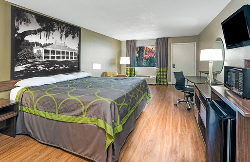 Opelousas Hotel | Budget-Friendly Super Place Inn with Breakfast & Family Amenities