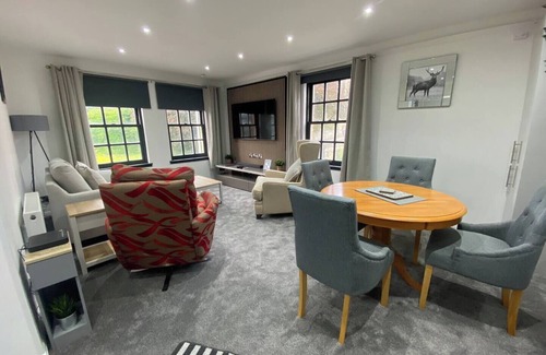 Dunfermline Apartment | Super Prime Abbey + Free Parking by Three Bridges Apartments