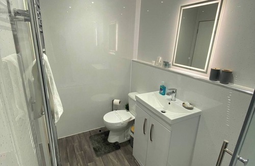 Dunfermline Apartment | Super Prime Abbey + Free Parking by Three Bridges Apartments