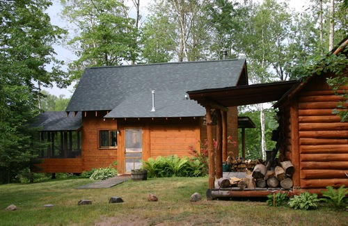 New Post Cabin | Tranquil Log Cabin Retreat with Spectacular Lake Views