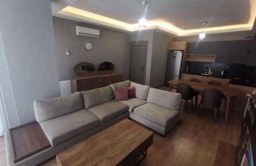 Basiskele Apartment | Relaxing New Flat in Başiskele with Pool & Family Amenities