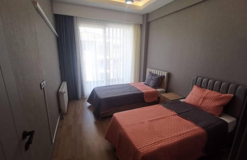Basiskele Apartment | Relaxing New Flat in Başiskele with Pool & Family Amenities