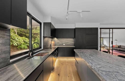 Warburton House | Unmatched Comfort - Spa, Sauna & Steps to Scenic Trails