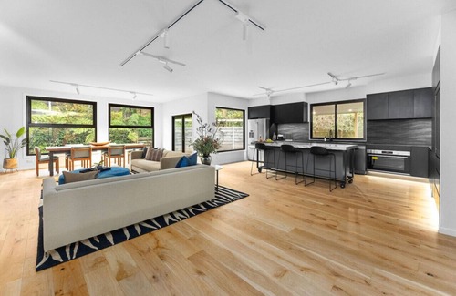 Warburton House | Unmatched Comfort - Spa, Sauna & Steps to Scenic Trails