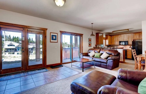 Four O'Clock House | Adventurous Super Ski Pad - Ski In, Walk to Town!