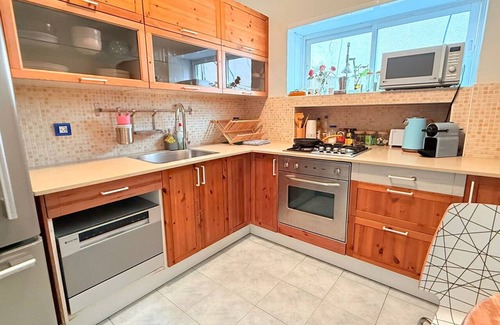 Tel Aviv City Center Apartment | Ideal 2BD Retreat with Balcony and Ocean View Amenities