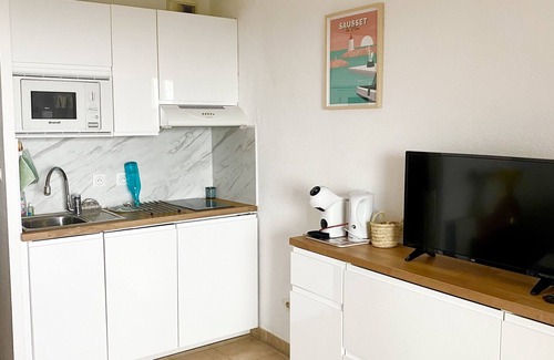 Sausset-les-Pins Apartment | Cozy Studio Cabine with Sea View and Family-Friendly Amenities
