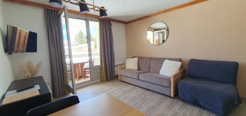 Bergers Apartment | Inviting Pied des Pistes with Heated Outdoor Pool & Spa