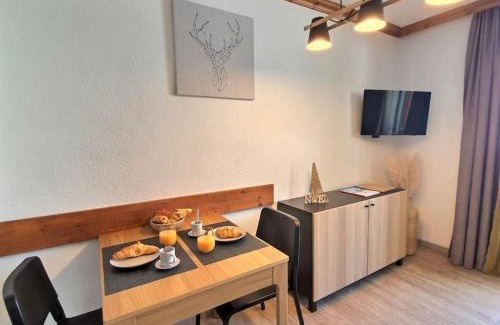 Bergers Apartment | Inviting Pied des Pistes with Heated Outdoor Pool & Spa