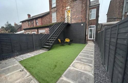 Trafford Apartment | Stylish Urmston Apartment with Pet-Friendly Amenities
